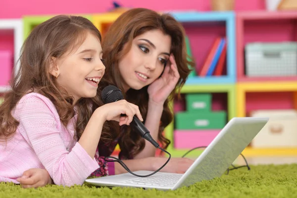 Nettes Kleines Mädchen Sitzt Tisch Und Singt Karaoke Mit Mutter — Stockfoto