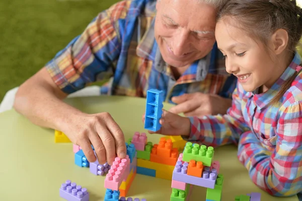 Großvater Spielt Mit Seiner Kleinen Enkelin — Stockfoto