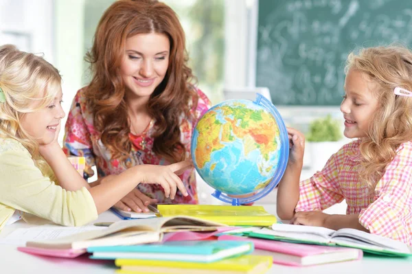 Profesor Con Dos Niñas Lección — Foto de Stock