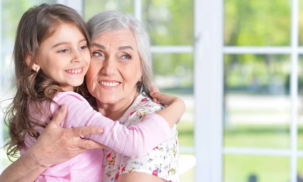 Bambina abbracciare nonna — Foto Stock