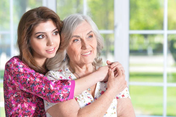 Woman hugging daughter — Stock Photo, Image