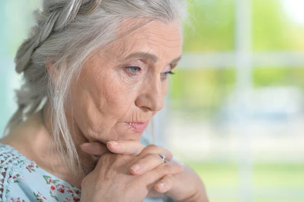 Nahaufnahme Porträt Einer Müden Seniorin — Stockfoto