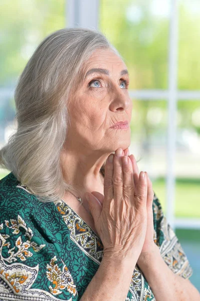 Закройте Портрет Усталой Пожилой Женщины Молящейся — стоковое фото