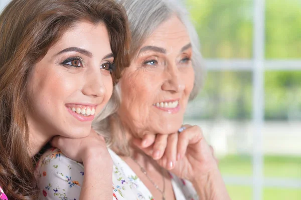 Woman hugging daughter — Stock Photo, Image