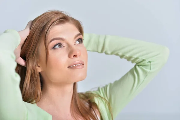 Schöne junge Frau — Stockfoto