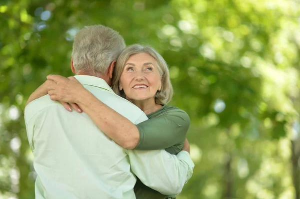 Portret Van Mooie Kaukasische Senior Paar Het Park — Stockfoto