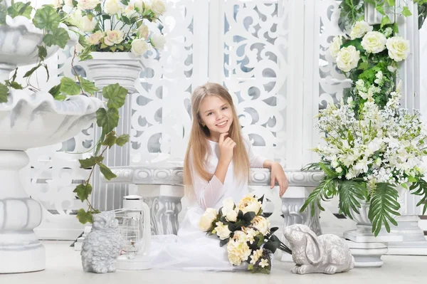 Portrait Mignonne Petite Fille Posant Avec Des Fleurs — Photo