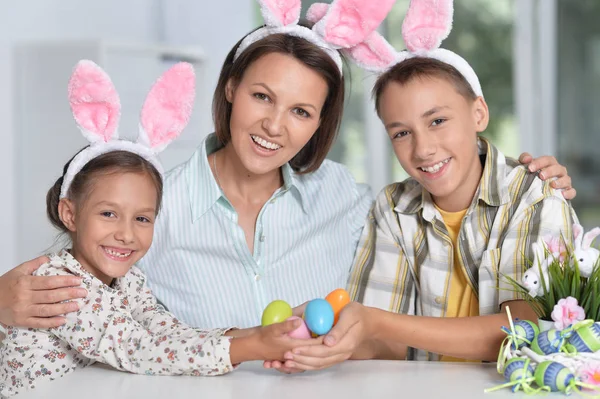 Portret Van Familie Schilderen Van Traditionele Paaseieren Verschillende Kleuren Thuis — Stockfoto