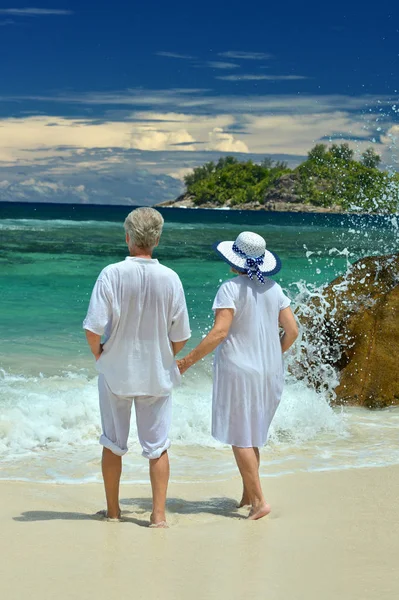 Couple plus âgé sur la plage — Photo