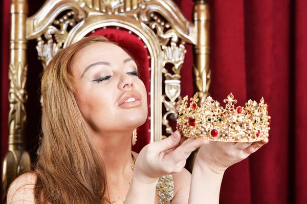 Jovem Mulher Segurando Coroa Rainha — Fotografia de Stock