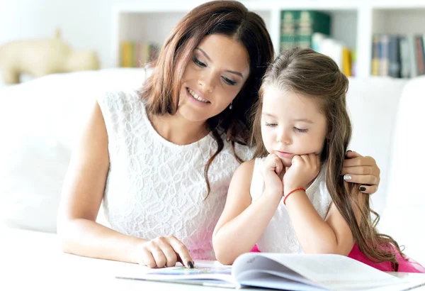 Маленька Мила Дівчинка Читає Книгу Матір Столом Вдома — стокове фото