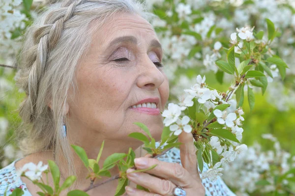 Portrait Une Femme Âgée Dans Parc Été — Photo