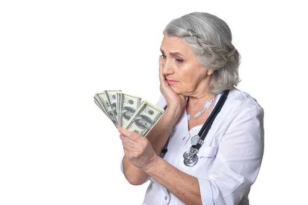 Mature femme médecin avec de l'argent — Photo