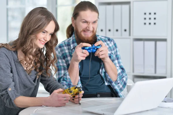 Casal jovem com laptop — Fotografia de Stock