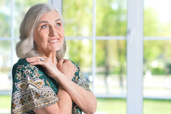 幸せな年配の女性 — ストック写真