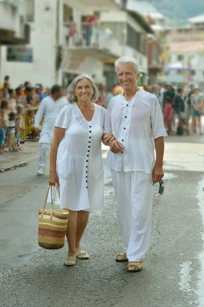 Porträt Eines Schönen Älteren Ehepaares Auf Dem Markt — Stockfoto