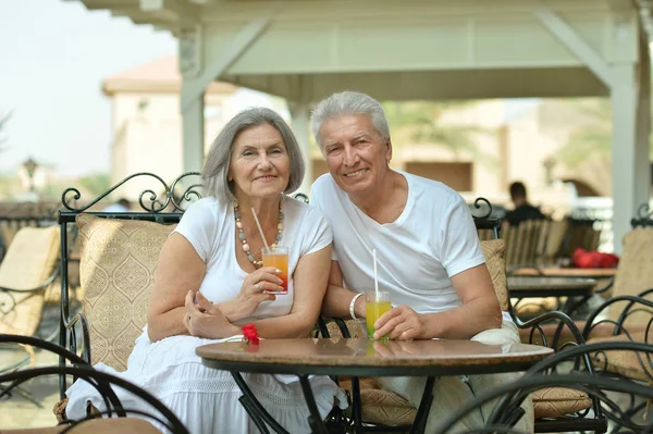新鮮なジュースのガラスを保持している高齢者のカップル — ストック写真