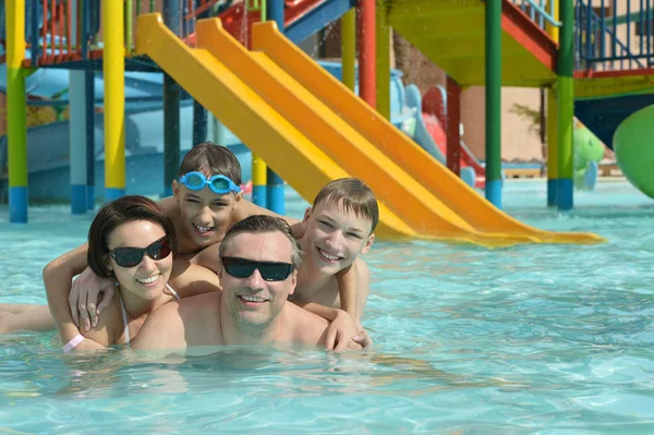 Familia feliz teniendo en la piscina — Foto de Stock