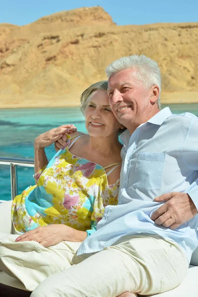 Glimlachend Bejaarde Echtpaar Rust Jacht Zee — Stockfoto