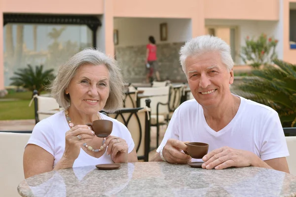 Senior Paar Drinken Van Thee Buiten Café — Stockfoto