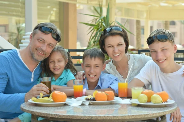 Familjen äter frukost tillsammans — Stockfoto