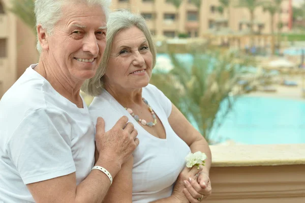 Feliz Pareja Ancianos Hotel Resort Abrazos —  Fotos de Stock