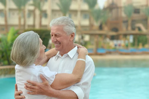 Glückliches Senioren Paar Umarmt Sich Resort — Stockfoto