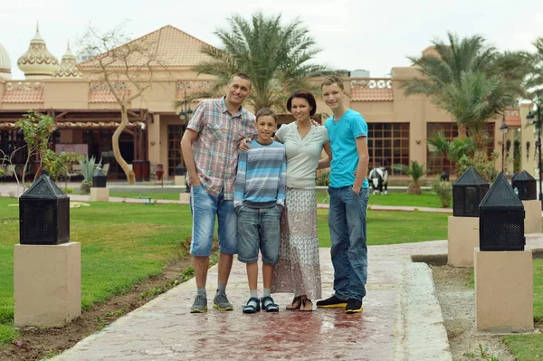 Famille heureuse à la station — Photo