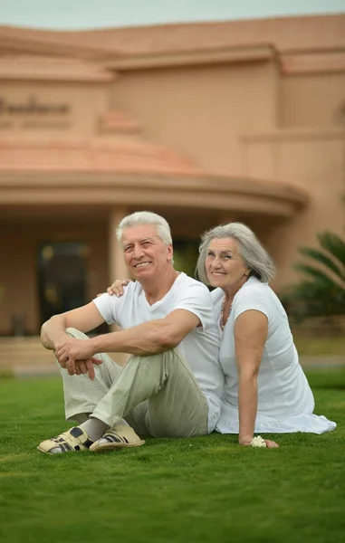 Älteres Paar Posiert Auf Gras Urlaubsort — Stockfoto