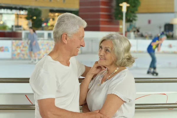 Mooi ouderen paar in shopping mall — Stockfoto