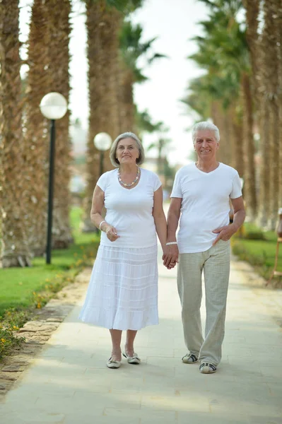 Feliz Pareja Ancianos Caminando Complejo —  Fotos de Stock