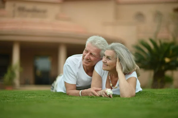 Älteres Paar Posiert Auf Gras Urlaubsort — Stockfoto