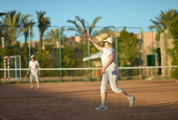 Äldre par spela tennis — Stockfoto