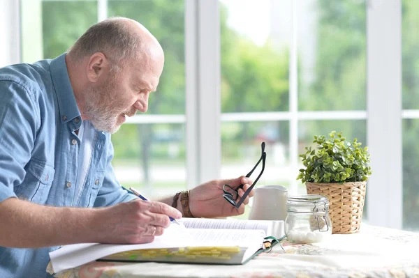 Gelukkig man met boek — Stockfoto