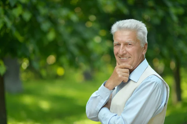 Счастливый пожилой человек в летнем парке — стоковое фото