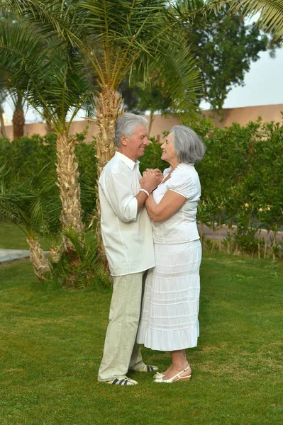 Szczęśliwa Para Starszy Przytulanie Resort — Zdjęcie stockowe