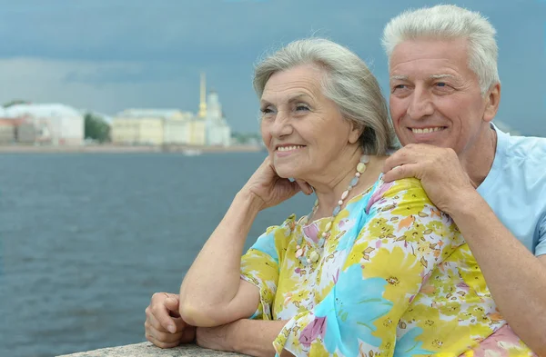 Happy Senior Par Byens Gade Nær Floden - Stock-foto
