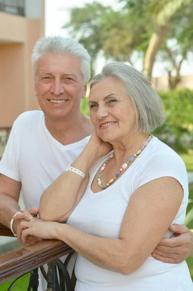 Happy Senior Couple Hotel Resort Hugging — Stock Photo, Image