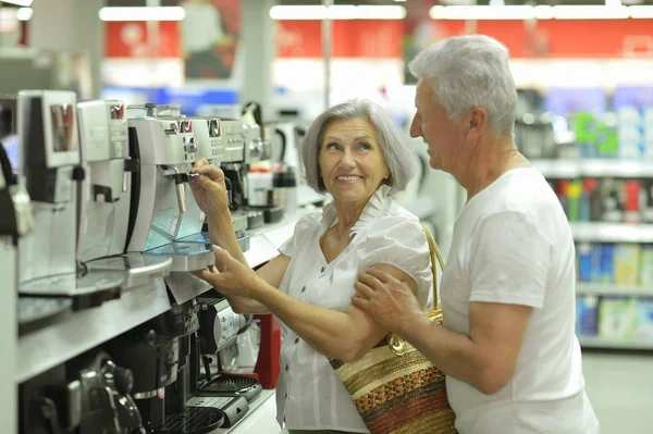 Senior couple in shopping center — Stock Photo, Image