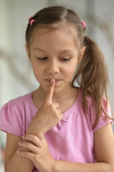 Kleines Mädchen zeigt Schweigezeichen — Stockfoto