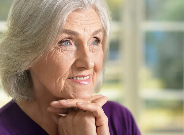 Portrét Rád Starší Ženy Pózování Doma — Stock fotografie
