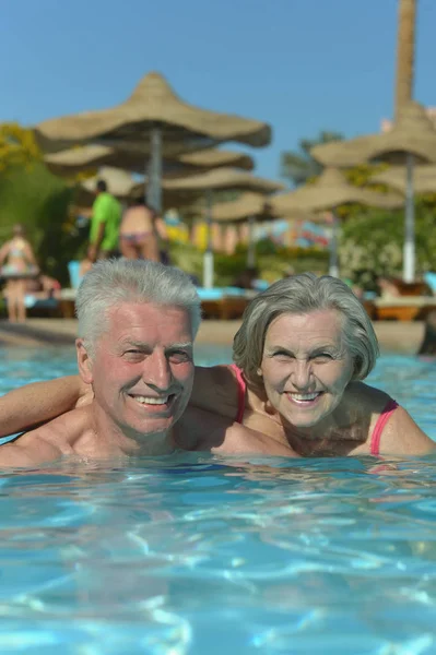 Casal Sénior Relaxante Piscina — Fotografia de Stock