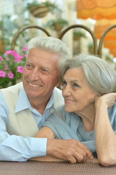 Ouder paar in de stad — Stockfoto