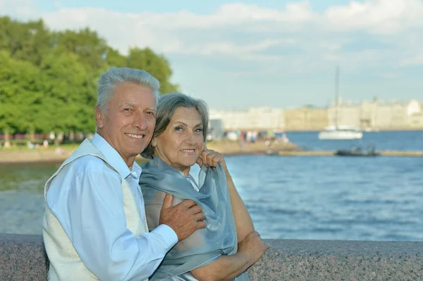 Szczęśliwa Para Starszy Pobliżu Rzeki — Zdjęcie stockowe