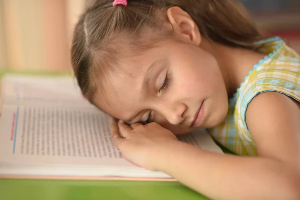 Niña durmiendo en el libro — Foto de Stock