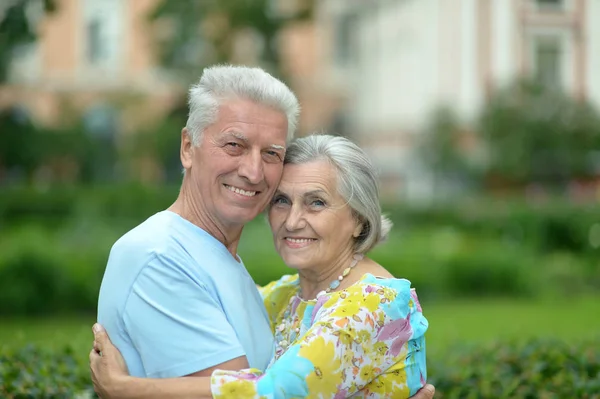 Portrét Krásné Kavkazské Senior Páru Parku — Stock fotografie