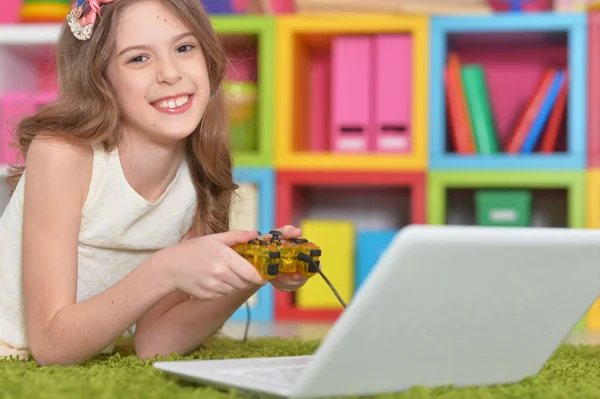 Flicka använder modern laptop — Stockfoto