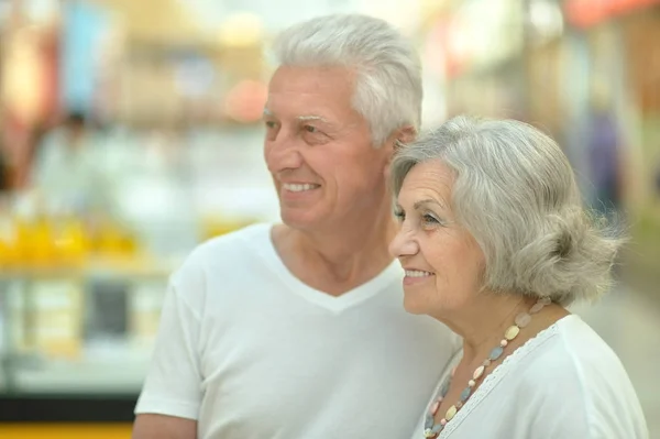 快乐的老年夫妇在城市街道 — 图库照片
