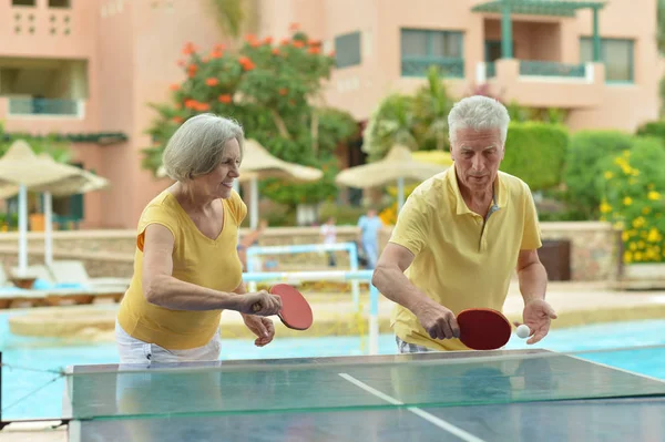Pareja de ancianos jugando ping pong —  Fotos de Stock