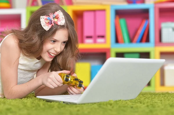Flicka använder modern laptop — Stockfoto